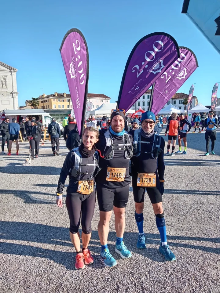 Corridori con zaini WZRODS per pacemaker e bandierine viola '2:00' al punto di ritrovo della gara