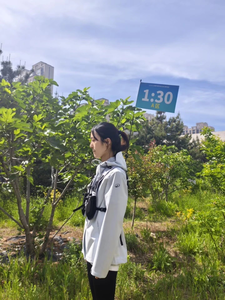 马拉松背包旗帜+小方旗侧面展示