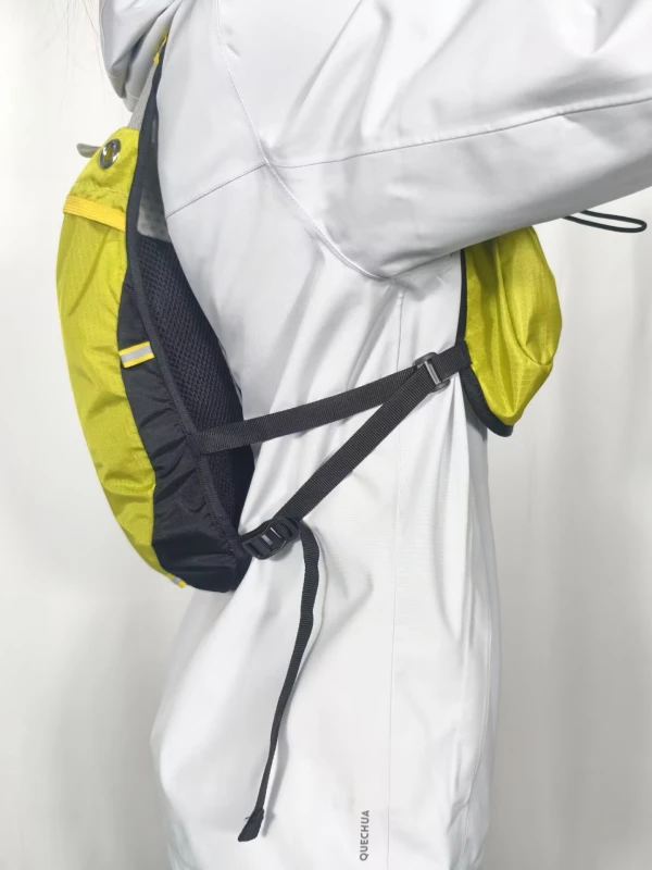 side view side view:Outdoor running flag backpack, reflective details, and quick-adjust shoulder straps