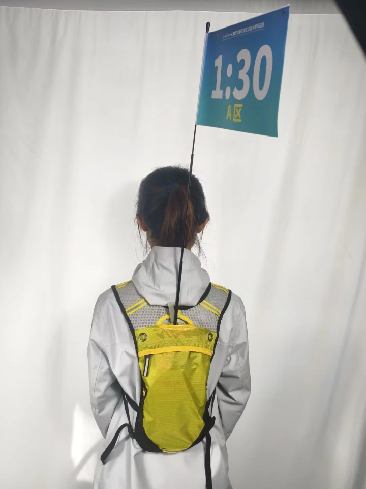 荧光黄马拉松背包+碳纤维旗杆+小方旗背面展示