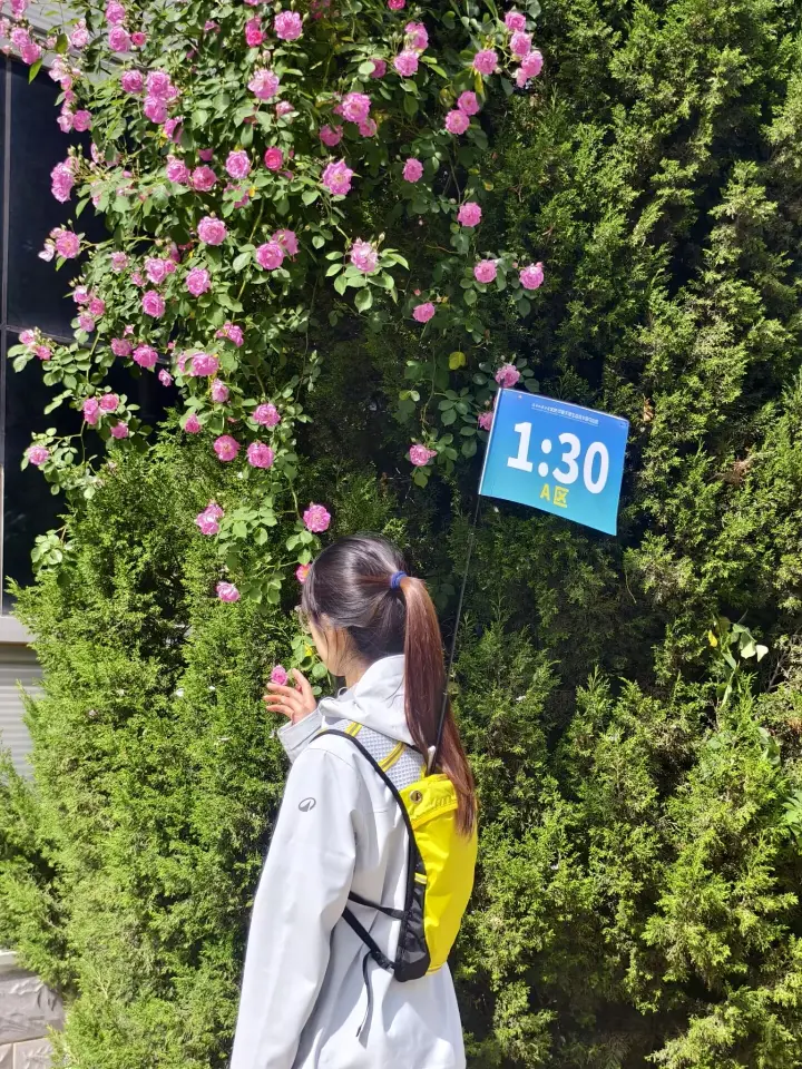 马拉松背包背面背负展示+碳纤维旗杆+小方旗