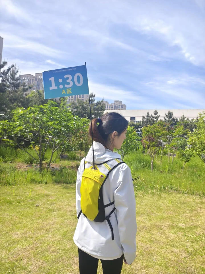 马拉松背包背面背负展示+碳纤维旗杆+小方旗