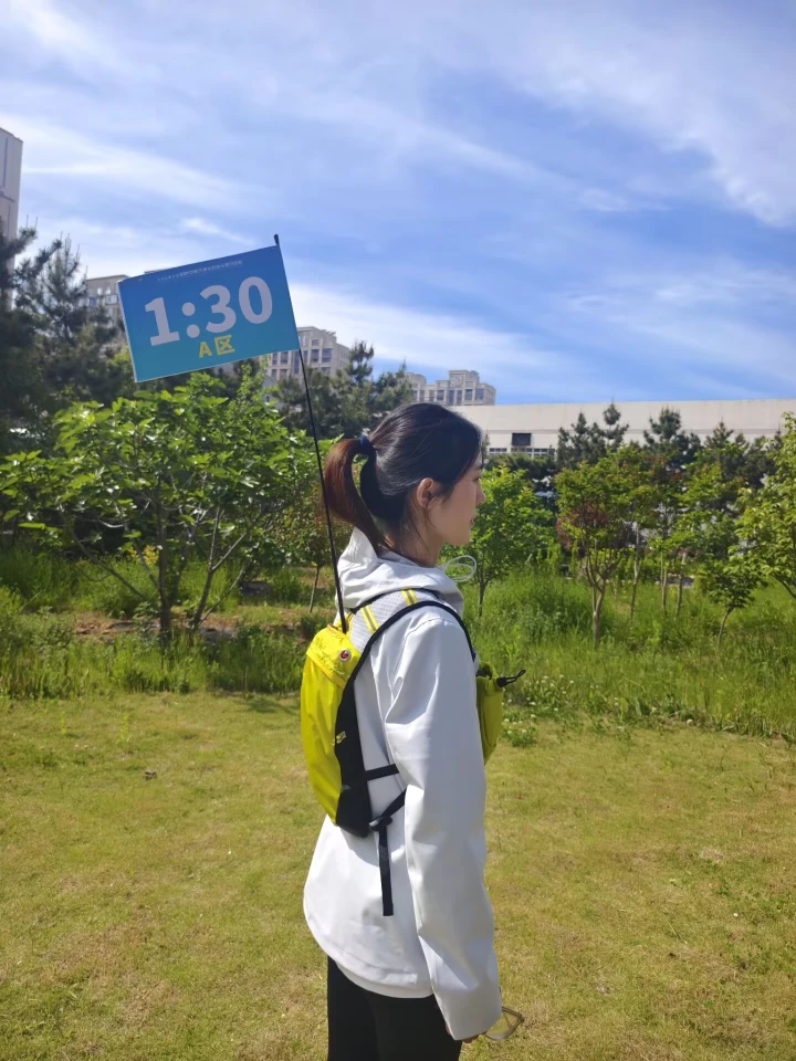 马拉松背包背面背负展示+碳纤维旗杆+小方旗