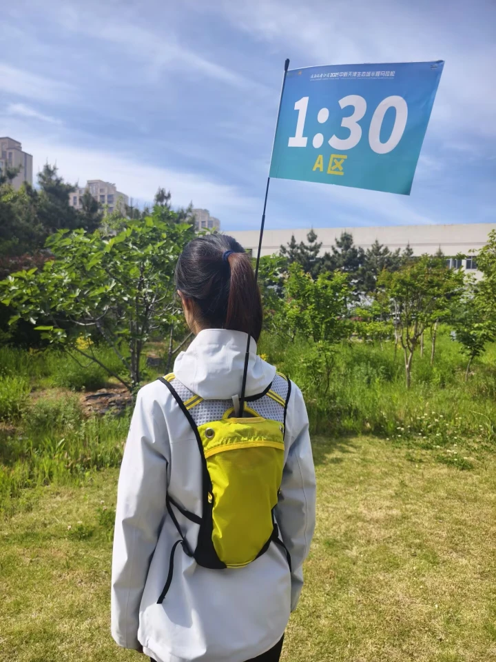 马拉松背包背面背负展示+碳纤维旗杆+小方旗