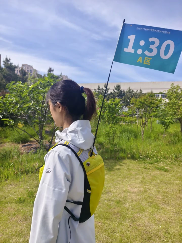 马拉松背包背面背负展示+碳纤维旗杆+小方旗