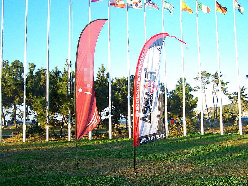 Zwei Sharkfin Beachflags auf Wiese – auffällige Werbefahnen