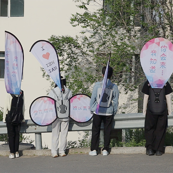 威海旺展广告背包旗系列多场景应用实拍:网兜/J型旗+吹塑/F&O组合旗+豪华/气球旗