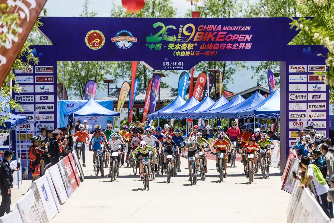 2019 mountain bike open starpoint with feather flag for event