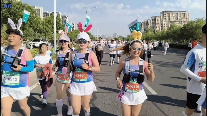 2025呼和浩特半程马拉松——拍摄者抖音:90379933 2025呼和浩特半程马拉松配速员(兔子)佩戴威海旺展马拉松兔子背包与小方旗 2