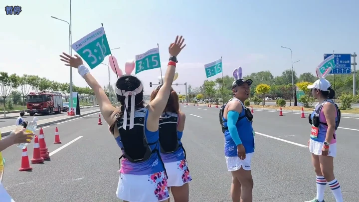 2025呼和浩特半程马拉松——拍摄者抖音:90379933 2025呼和浩特半程马拉松配速员(兔子)佩戴威海旺展马拉松兔子背包与小方旗 5
