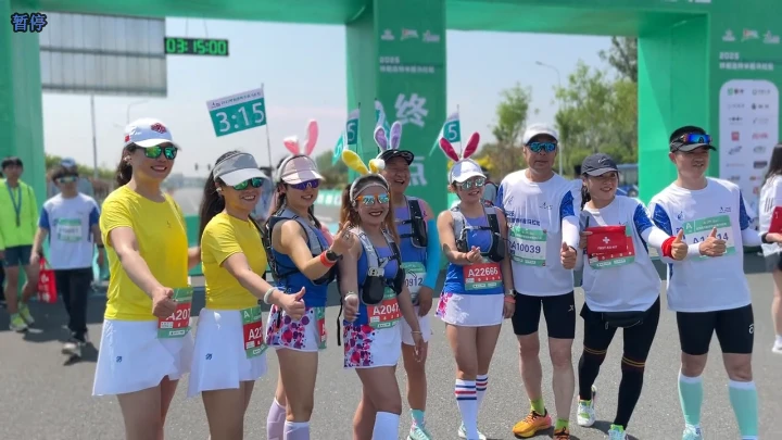 2025呼和浩特半程马拉松——拍摄者抖音:90379933 2025呼和浩特半程马拉松配速员(兔子)佩戴威海旺展马拉松兔子背包与小方旗 6