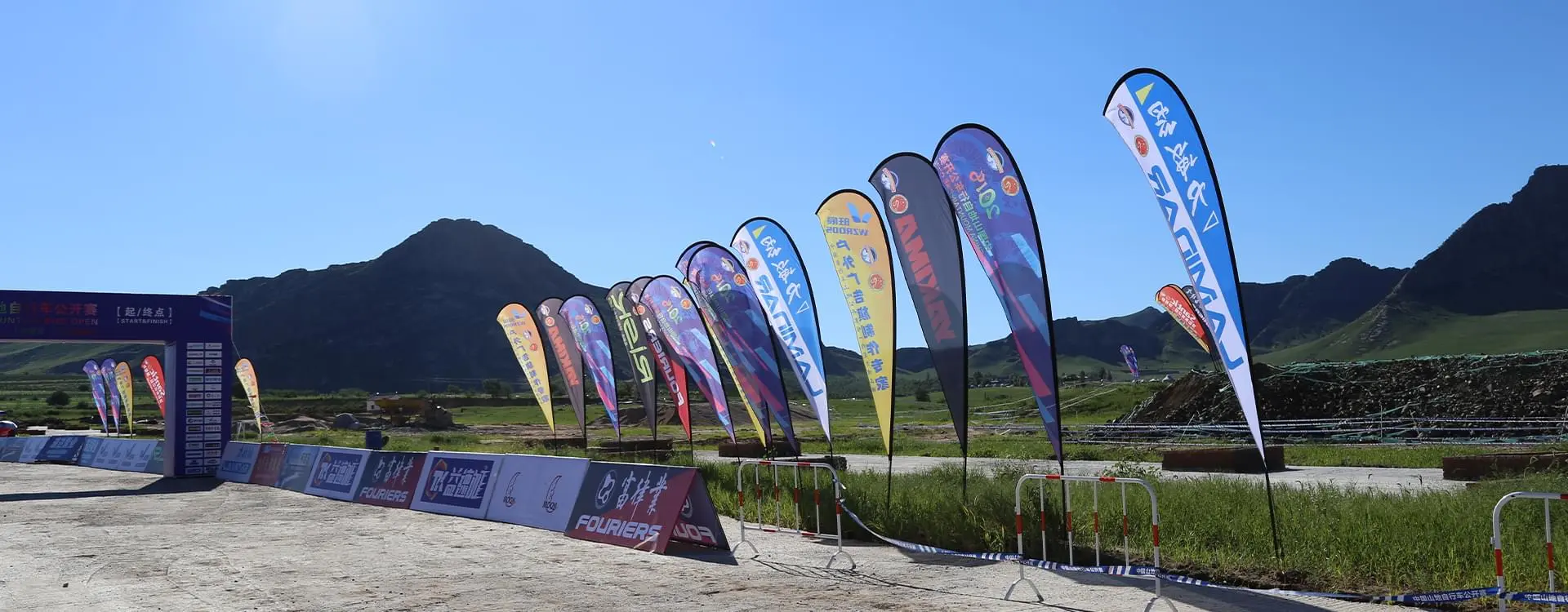 Custom Teardrop Banner Setup for Outdoor Sports Gradient teardrop flags on carbon poles at mountain sports venue