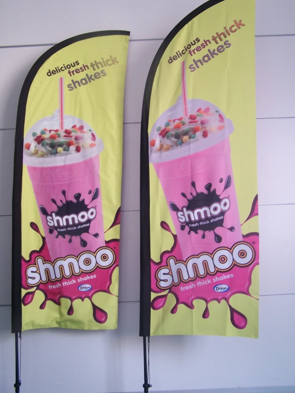 刀旗商业应用实景图：Shmoo奶昔品牌宣传，高清印刷+挺拔旗杆，吸引顾客注意力