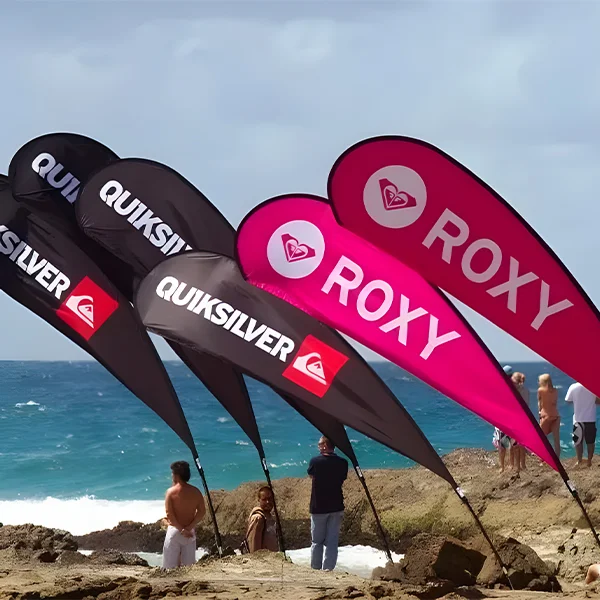 QUIKSILVER与ROXY使用羽毛旗/水滴旗，联合海滩推广活动实景
