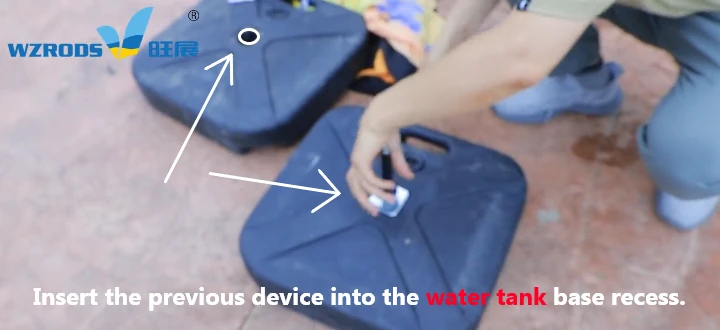 how to set up feather flags step2-1:Insert the previous device into the water tank base recess